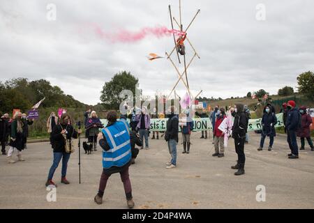 West Hyde, Großbritannien. September 2020. Anti-HS2-Aktivisten blockieren mit einem Stativ einen von mehreren Eingängen zum Chiltern Tunnel South Portal für die HS2-Hochgeschwindigkeitsstrecke den ganzen Tag über. Die Protestaktion an dem Ort, von dem HS2 Ltd einen 10-Meilen-Tunnel durch die Chilterns bohren will, sollte Premierminister Boris Johnson daran erinnern, dass er sich verpflichtet hat, die Entwaldung aus den Lieferketten zu entfernen und bis 2030 30 % des britischen Landes für die biologische Vielfalt rechtlich zu schützen. Kredit: Mark Kerrison/Alamy Live Nachrichten Stockfoto