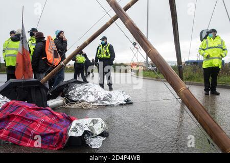 West Hyde, Großbritannien. September 2020. Polizeibeamte aus Hertfordshire rufen Abschnitt 14 des Public Order Act 1986 auf, um Anti-HS2-Aktivisten aus einem Bereich außerhalb eines von mehreren Eingängen zu entfernen, die von ihnen blockiert wurden, um den gesamten Tag über den Standort des Chiltern Tunnel South Portal für die Hochgeschwindigkeitsstrecke HS2 zu erreichen. Kredit: Mark Kerrison/Alamy Live Nachrichten Stockfoto