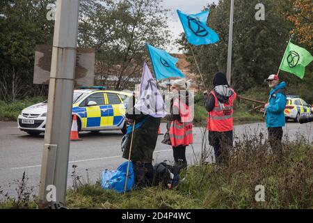 West Hyde, Großbritannien. September 2020. Anti-HS2-Aktivisten beobachten Mitaktivisten, die Eingänge zum Chiltern Tunnel South Portal für die HS2-Hochgeschwindigkeitsstrecke blockieren. Die Protestaktion an dem Ort, von dem HS2 Ltd einen 10-Meilen-Tunnel durch die Chilterns bohren will, sollte Premierminister Boris Johnson daran erinnern, dass er sich verpflichtet hat, die Entwaldung aus den Lieferketten zu entfernen und bis 2030 30 % des britischen Landes für die biologische Vielfalt rechtlich zu schützen. Kredit: Mark Kerrison/Alamy Live Nachrichten Stockfoto