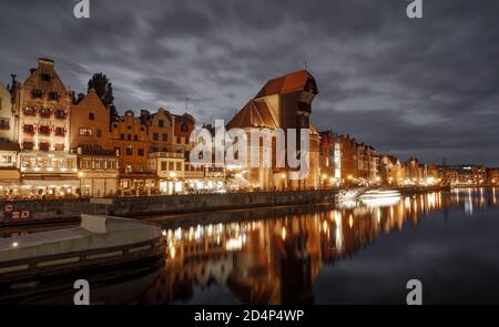 Danzig, Polen - 05. Oktober 2020: Altstadt von Danzig mit dem Kranich am Motlawa Fluss bei Nacht, Polen Stockfoto