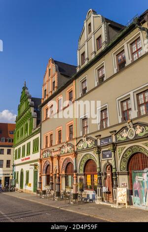 Bunte historische Häuser auf dem Marktplatz von Weimar, Deutschland Stockfoto