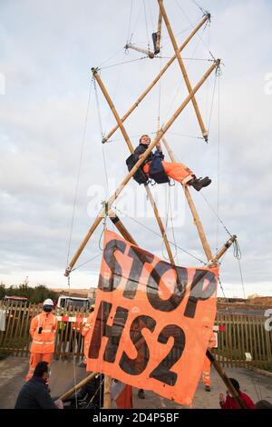 West Hyde, Großbritannien. September 2020. Anti-HS2-Aktivisten nutzen ein Stativ, um einen von mehreren Eingängen zu blockieren, die für die Hochgeschwindigkeits-Bahnverbindung HS2 zum Chiltern Tunnel South Portal gesperrt sind. Die Protestaktion, an dem Ort, von dem HS2 Ltd beabsichtigt, einen 10-Meilen-Tunnel durch die Chilterns zu bohren, Sollte Premierminister Boris Johnson daran erinnern, dass er sich verpflichtet hat, die Entwaldung aus den Lieferketten zu entfernen und 30 % des britischen Landes bis 2030 beim ersten UN-Biodiversitätsgipfel am 30. September rechtlich zu schützen. Kredit: Mark Kerrison/Alamy Live Nachrichten Stockfoto