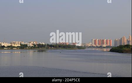 Chennai, Tamil nadu, Indien. Okt 07,2020.riesige moderne neue Wohngebäude in der Nähe von OMR Road, Chennai Stadt und schönen malerischen See vor und dies Stockfoto