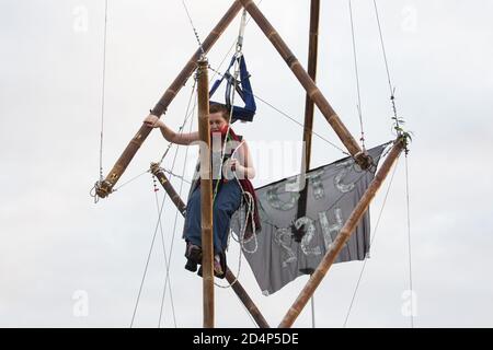 West Hyde, Großbritannien. September 2020. Ein Anti-HS2-Aktivist blockiert mit einem Stativ einen von mehreren Eingängen zum Chiltern Tunnel South Portal für die Hochgeschwindigkeitsstrecke HS2 den ganzen Tag über. Die Protestaktion, an dem Ort, von dem HS2 Ltd beabsichtigt, einen 10-Meilen-Tunnel durch die Chilterns zu bohren, Sollte Premierminister Boris Johnson daran erinnern, dass er sich verpflichtet hat, die Entwaldung aus den Lieferketten zu entfernen und 30 % des britischen Landes bis 2030 beim ersten UN-Biodiversitätsgipfel am 30. September rechtlich zu schützen. Kredit: Mark Kerrison/Alamy Live Nachrichten Stockfoto