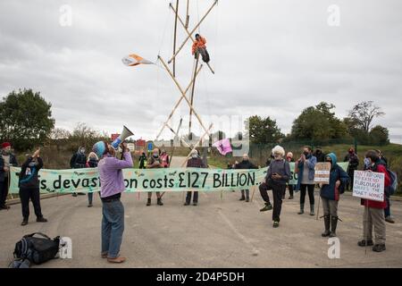 West Hyde, Großbritannien. September 2020. Anti-HS2-Aktivisten blockieren mit einem Stativ einen von mehreren Eingängen zum Chiltern Tunnel South Portal für die HS2-Hochgeschwindigkeitsstrecke den ganzen Tag über. Die Protestaktion, an dem Ort, von dem HS2 Ltd beabsichtigt, einen 10-Meilen-Tunnel durch die Chilterns zu bohren, Sollte Premierminister Boris Johnson daran erinnern, dass er sich verpflichtet hat, die Entwaldung aus den Lieferketten zu entfernen und 30 % des britischen Landes bis 2030 beim ersten UN-Biodiversitätsgipfel am 30. September rechtlich zu schützen. Kredit: Mark Kerrison/Alamy Live Nachrichten Stockfoto