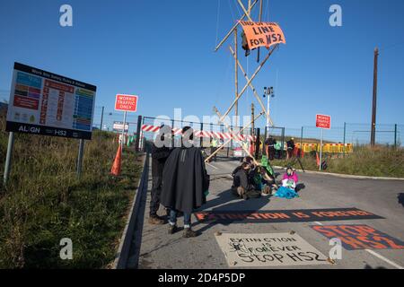 West Hyde, Großbritannien. September 2020. Anti-HS2-Aktivisten blockieren mit einem Stativ einen von mehreren Eingängen zum Chiltern Tunnel South Portal für die HS2-Hochgeschwindigkeitsstrecke den ganzen Tag über. Die Protestaktion, an dem Ort, von dem HS2 Ltd beabsichtigt, einen 10-Meilen-Tunnel durch die Chilterns zu bohren, Sollte Premierminister Boris Johnson daran erinnern, dass er sich verpflichtet hat, die Entwaldung aus den Lieferketten zu entfernen und 30 % des britischen Landes bis 2030 beim ersten UN-Biodiversitätsgipfel am 30. September rechtlich zu schützen. Kredit: Mark Kerrison/Alamy Live Nachrichten Stockfoto