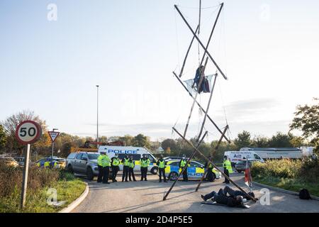 West Hyde, Großbritannien. September 2020. Anti-HS2-Aktivisten nutzen ein Stativ, um einen von mehreren Eingängen zu blockieren, die für die Hochgeschwindigkeits-Bahnverbindung HS2 zum Chiltern Tunnel South Portal gesperrt sind. Die Protestaktion, an dem Ort, von dem HS2 Ltd beabsichtigt, einen 10-Meilen-Tunnel durch die Chilterns zu bohren, Sollte Premierminister Boris Johnson daran erinnern, dass er sich verpflichtet hat, die Entwaldung aus den Lieferketten zu entfernen und 30 % des britischen Landes bis 2030 beim ersten UN-Biodiversitätsgipfel am 30. September rechtlich zu schützen. Kredit: Mark Kerrison/Alamy Live Nachrichten Stockfoto