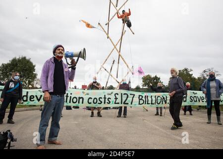 West Hyde, Großbritannien. September 2020. Anti-HS2-Aktivisten blockieren mit einem Stativ einen von mehreren Eingängen zum Chiltern Tunnel South Portal für die HS2-Hochgeschwindigkeitsstrecke den ganzen Tag über. Die Protestaktion, an dem Ort, von dem HS2 Ltd beabsichtigt, einen 10-Meilen-Tunnel durch die Chilterns zu bohren, Sollte Premierminister Boris Johnson daran erinnern, dass er sich verpflichtet hat, die Entwaldung aus den Lieferketten zu entfernen und 30 % des britischen Landes bis 2030 beim ersten UN-Biodiversitätsgipfel am 30. September rechtlich zu schützen. Kredit: Mark Kerrison/Alamy Live Nachrichten Stockfoto