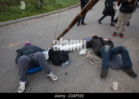 West Hyde, Großbritannien. September 2020. Anti-HS2-Aktivisten blockieren mit einem Lock-on-Arm-Rohr und Stativ einen von mehreren Eingängen zum Chiltern Tunnel South Portal für die HS2-Hochgeschwindigkeitsstrecke den ganzen Tag. Die Protestaktion, an dem Ort, von dem HS2 Ltd beabsichtigt, einen 10-Meilen-Tunnel durch die Chilterns zu bohren, Sollte Premierminister Boris Johnson daran erinnern, dass er sich verpflichtet hat, die Entwaldung aus den Lieferketten zu entfernen und 30 % des britischen Landes bis 2030 beim ersten UN-Biodiversitätsgipfel am 30. September rechtlich zu schützen. Kredit: Mark Kerrison/Alamy Stockfoto
