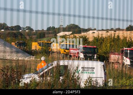 West Hyde, Großbritannien. September 2020. Lastwagen stehen an, als Anti-HS2-Aktivisten verwenden ein Stativ, um einen von mehreren Eingängen zu blockieren, die für die Hochgeschwindigkeitsstrecke HS2 zum Chiltern Tunnel South Portal gesperrt sind. Die Protestaktion, an dem Ort, von dem HS2 Ltd beabsichtigt, einen 10-Meilen-Tunnel durch die Chilterns zu bohren, Sollte Premierminister Boris Johnson daran erinnern, dass er sich verpflichtet hat, die Entwaldung aus den Lieferketten zu entfernen und 30 % des britischen Landes bis 2030 beim ersten UN-Biodiversitätsgipfel am 30. September rechtlich zu schützen. Kredit: Mark Kerrison/Alamy Live Nachrichten Stockfoto