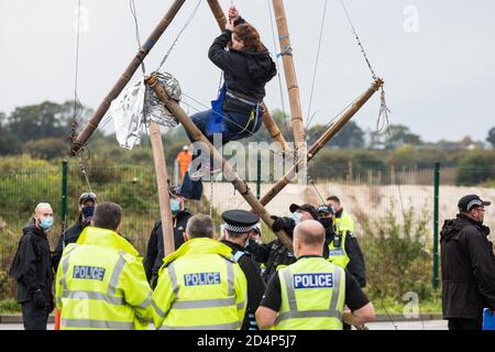 West Hyde, Großbritannien. September 2020. Eine Anti-HS2-Aktivistin befreit sich von einem Stativ, das einen von mehreren Eingängen zum Chiltern Tunnel South Portal für die HS2-Hochgeschwindigkeitsstrecke den ganzen Tag lang blockiert. Die Protestaktion, an dem Ort, von dem HS2 Ltd beabsichtigt, einen 10-Meilen-Tunnel durch die Chilterns zu bohren, Sollte Premierminister Boris Johnson daran erinnern, dass er sich verpflichtet hat, die Entwaldung aus den Lieferketten zu entfernen und 30 % des britischen Landes bis 2030 beim ersten UN-Biodiversitätsgipfel am 30. September rechtlich zu schützen. Bild: Mark Kerrison/Al Stockfoto
