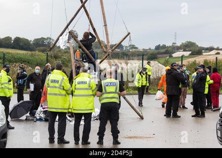 West Hyde, Großbritannien. September 2020. Eine Anti-HS2-Aktivistin befreit sich von einem Stativ, das einen von mehreren Eingängen zum Chiltern Tunnel South Portal für die HS2-Hochgeschwindigkeitsstrecke den ganzen Tag lang blockiert. Die Protestaktion, an dem Ort, von dem HS2 Ltd beabsichtigt, einen 10-Meilen-Tunnel durch die Chilterns zu bohren, Sollte Premierminister Boris Johnson daran erinnern, dass er sich verpflichtet hat, die Entwaldung aus den Lieferketten zu entfernen und 30 % des britischen Landes bis 2030 beim ersten UN-Biodiversitätsgipfel am 30. September rechtlich zu schützen. Bild: Mark Kerrison/Al Stockfoto