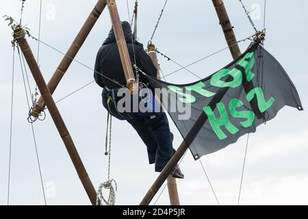 West Hyde, Großbritannien. September 2020. Ein Anti-HS2-Aktivist blockiert mit einem Stativ einen von mehreren Eingängen zum Chiltern Tunnel South Portal für die Hochgeschwindigkeitsstrecke HS2 den ganzen Tag über. Die Protestaktion, an dem Ort, von dem HS2 Ltd beabsichtigt, einen 10-Meilen-Tunnel durch die Chilterns zu bohren, Sollte Premierminister Boris Johnson daran erinnern, dass er sich verpflichtet hat, die Entwaldung aus den Lieferketten zu entfernen und 30 % des britischen Landes bis 2030 beim ersten UN-Biodiversitätsgipfel am 30. September rechtlich zu schützen. Kredit: Mark Kerrison/Alamy Live Nachrichten Stockfoto