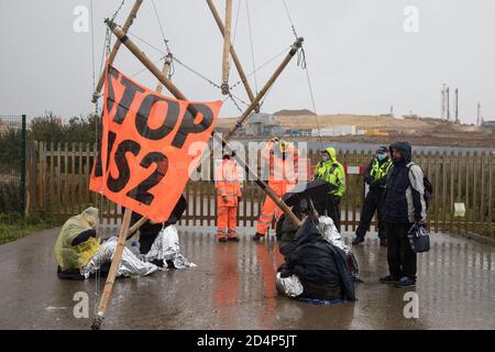 West Hyde, Großbritannien. September 2020. Anti-HS2-Aktivisten blockieren mit einem Stativ einen von mehreren Eingängen zum Chiltern Tunnel South Portal für die HS2-Hochgeschwindigkeitsstrecke den ganzen Tag über. Die Protestaktion, an dem Ort, von dem HS2 Ltd beabsichtigt, einen 10-Meilen-Tunnel durch die Chilterns zu bohren, Sollte Premierminister Boris Johnson daran erinnern, dass er sich verpflichtet hat, die Entwaldung aus den Lieferketten zu entfernen und 30 % des britischen Landes bis 2030 beim ersten UN-Biodiversitätsgipfel am 30. September rechtlich zu schützen. Kredit: Mark Kerrison/Alamy Live Nachrichten Stockfoto
