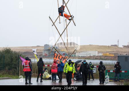 West Hyde, Großbritannien. September 2020. Anti-HS2-Aktivisten blockieren mit einem Stativ einen von mehreren Eingängen zum Chiltern Tunnel South Portal für die HS2-Hochgeschwindigkeitsstrecke den ganzen Tag über. Die Protestaktion, an dem Ort, von dem HS2 Ltd beabsichtigt, einen 10-Meilen-Tunnel durch die Chilterns zu bohren, Sollte Premierminister Boris Johnson daran erinnern, dass er sich verpflichtet hat, die Entwaldung aus den Lieferketten zu entfernen und 30 % des britischen Landes bis 2030 beim ersten UN-Biodiversitätsgipfel am 30. September rechtlich zu schützen. Kredit: Mark Kerrison/Alamy Live Nachrichten Stockfoto