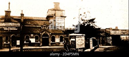 C1930 -der alte Chiswick Park Bahnhof vor dem Abriss. Der Bahnhof wurde am 1. Juli 1879 von der District Railway (DR, jetzt die District Line) eröffnet und hieß ursprünglich Acton Green. Im März 1887 wurde es in Chiswick Park und Acton Green umbenannt, als die Elektrifizierung begann. 1910 erhielt der Bahnhof seinen heutigen Namen. Zwischen 1931 und 1932 wurde der alte Bahnhof abgerissen und ein neuer gebaut. Der Designer des neuen Gebäudes war Charles Holden, der sich für ein damals hochmodernes Design aus Ziegel, Beton und Glas entschied. Ein Foto der NEUEN CHISWICK GREEN Station ist auf Alamy verfügbar Stockfoto