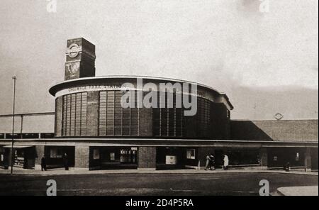 1932 - der neue Bahnhof Chiswick Park kurz nach dem Umbau. Der Bahnhof wurde am 1. Juli 1879 von der District Railway (DR, jetzt die District Line) eröffnet und hieß ursprünglich Acton Green. Im März 1887 wurde es in Chiswick Park und Acton Green umbenannt, als die Elektrifizierung begann. 1910 erhielt der Bahnhof seinen heutigen Namen. Zwischen 1931 und 1932 wurde der alte Bahnhof abgerissen und ein neuer gebaut. Der Designer war Charles Holden, der sich für ein damals hochmodernes Design aus Ziegel, Beton und Glas entschied. Ein Foto der ALTEN CHISWICK GREEN Station ist auf Alamy verfügbar Stockfoto