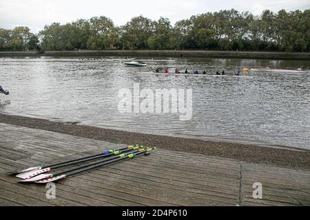 PUTNEY LONDON, GROSSBRITANNIEN 10. OKTOBER 2020. Ruderclubs üben an einem bewölkten und kalten Herbsttag an der Themse am Putney-Ufer, da die Temperaturen über das Wochenende sinken werden. Kredit: amer ghazzal/Alamy Live Nachrichten Stockfoto