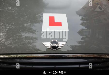 Nahaufnahme von L-Schildern auf der Motorhaube eines grauen BMW Mini Cooper Stockfoto