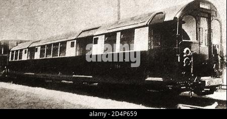 1924 brachte die Einführung neuer Elektrobusse in Großbritannien auf der City und South london Railway (Nachrichtenbild). Die City and South London Railway (C&SLR) war die erste U-Bahn-U-Bahn-Station der Welt und die erste große Eisenbahn, die elektrischen Strom verwendete. Obwohl ursprünglich für Kabel-Züge vorgesehen, ging der Kabelunternehmer Konkurs während der Konstruktion, und Strom Wurde stattdessen verwendet. Als sie 1890 eröffnet wurde, Betrieb die Bahnlinie 6 Bahnhöfe und fuhr etwas mehr als drei Meilen. Die kleinen Kutschen mit Ledersitzen wurden von der Öffentlichkeit "Padded Cells" genannt. Stockfoto