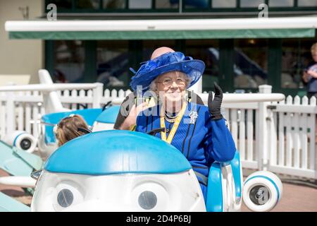 BETÄUBT Zuschauer erhaschten einen Blick auf einen königlichen Tag wie kein anderer, als die Königin ihren 93. Geburtstag im Drayton Manor Themenpark feierte. Stockfoto