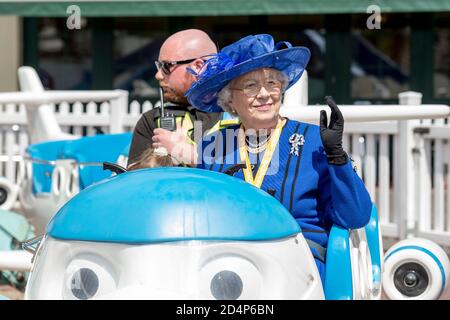 BETÄUBT Zuschauer erhaschten einen Blick auf einen königlichen Tag wie kein anderer, als die Königin ihren 93. Geburtstag im Drayton Manor Themenpark feierte. Stockfoto