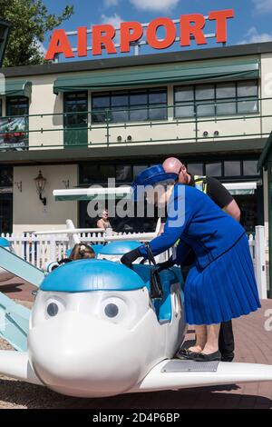 BETÄUBT Zuschauer erhaschten einen Blick auf einen königlichen Tag wie kein anderer, als die Königin ihren 93. Geburtstag im Drayton Manor Themenpark feierte. Stockfoto