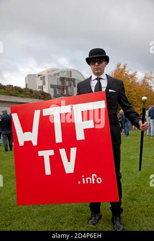 Demonstranten vor dem schottischen Parlament in Edinburgh, Schottland, Großbritannien. 10. Oktober 2020. Organisiert von Schottland gegen Lockdown, die das obligatorische Tragen von Gesichtsmasken für nicht notwendig halten und nicht mit dem Scottish & U.K Governments Coronavirus Act und Lockdown einverstanden sind. Quelle: Arch White/ Alamy Live News Stockfoto