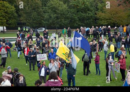 Demonstranten vor dem schottischen Parlament in Edinburgh, Schottland, Großbritannien. 10. Oktober 2020. Organisiert von Schottland gegen Lockdown, die das obligatorische Tragen von Gesichtsmasken für nicht notwendig halten und nicht mit dem Scottish & U.K Governments Coronavirus Act und Lockdown einverstanden sind. Quelle: Arch White/ Alamy Live News Stockfoto