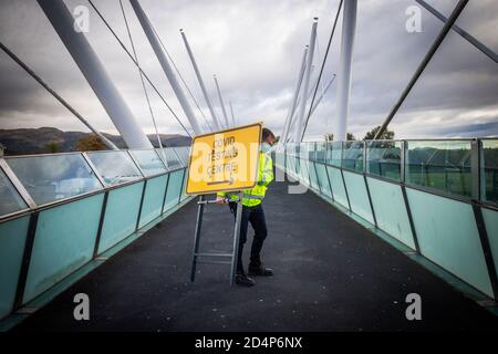 Jim Connell richtet Schilder in einem neuen begehbaren Covid-Testzentrum im Engine Shed, Stirling, ein, das heute für die Öffentlichkeit zugänglich ist. Stockfoto