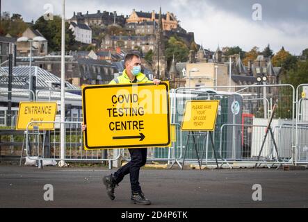 Jim Connell richtet Schilder in einem neuen begehbaren Covid-Testzentrum im Engine Shed, Stirling, ein, das heute für die Öffentlichkeit zugänglich ist. Stockfoto