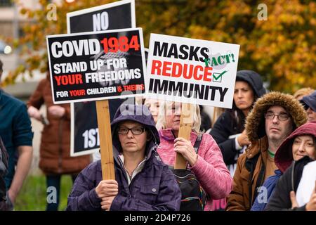 Edinburgh, Schottland, Großbritannien. 10. Oktober 2020. Anti-Lockdown, Anti-Impfung Anti-Facemask Demonstration von Verschwörungstheoretikern im schottischen Parlamentsgebäude in Holyrood in Edinburgh heute. Iain Masterton/Alamy Live News Stockfoto