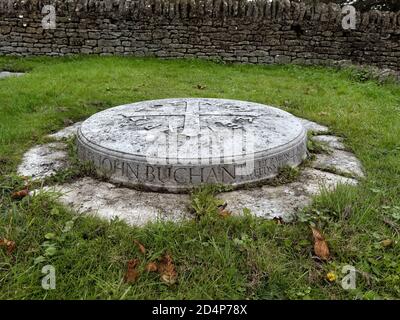 Denkmal des Schriftstellers, Historikers und Politikers John Buchan, 1. Baron Tweedsmuir, auf dem Kirchhof in Elsfield, Oxfordshire, Großbritannien Stockfoto