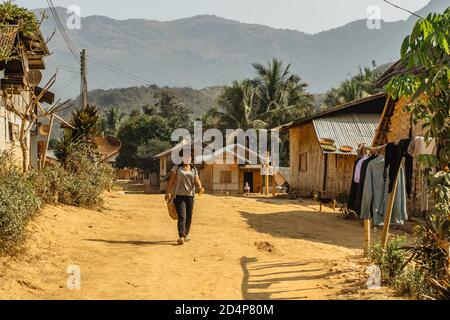 Muang Ngoy, Laos - Februar 22,2020. Leben in einem laotischen Dorf entlang Nam Ou River.Einfache Bambushäuser, erstaunliche ländliche Landschaft. Kleines Ethnisches Dorf. Stockfoto