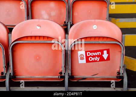 Allgemeine Sicht auf soziale Distanzierungsmaßnahmen und Einbahnsysteme, die für die Rückkehr der Fans während des Sky Bet League One-Spiels in der Bloomfield Road, Blackpool bereit sind. Stockfoto