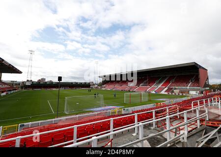 10. Oktober 2020; The County Ground, Swindon, Wiltshire, England; English Football League One; Swindon Town gegen AFC Wimbledon; Allgemeine Ansicht des Inneren des County Ground als AFC Wimbledon Torhüter aufwärmen Stockfoto