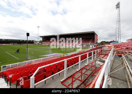 10. Oktober 2020; The County Ground, Swindon, Wiltshire, England; English Football League One; Swindon Town gegen AFC Wimbledon; Allgemeine Ansicht des Inneren des County Ground als AFC Wimbledon Torhüter aufwärmen Stockfoto