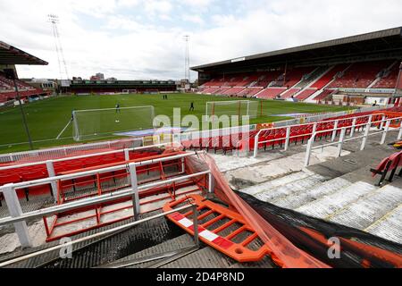 10. Oktober 2020; The County Ground, Swindon, Wiltshire, England; English Football League One; Swindon Town gegen AFC Wimbledon; Allgemeine Ansicht des Inneren des County Ground als AFC Wimbledon Torhüter aufwärmen Stockfoto