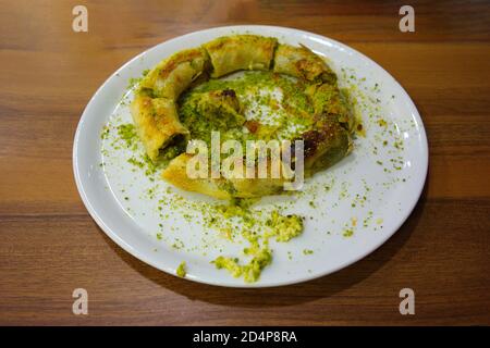 Berühmte Gaziantep / Türkei Katmer Dessert. Pistazien-Pulver, serviert mit Sahne. Stockfoto