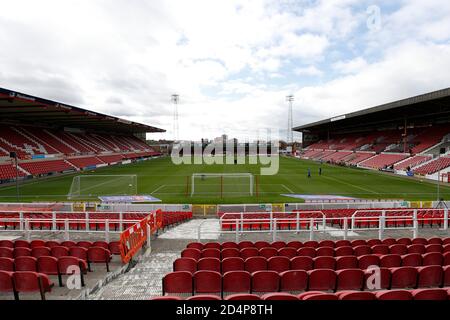 10. Oktober 2020; The County Ground, Swindon, Wiltshire, England; English Football League One; Swindon Town gegen AFC Wimbledon; Allgemeine Ansicht des Inneren des County Ground als AFC Wimbledon Torhüter aufwärmen Stockfoto