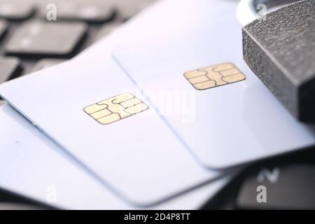 Vorhängeschloss auf Kreditkarte, Sicherheitskonzept für Internet-Datenschutzinformationen Stockfoto