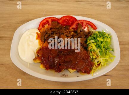 Iskender Kebap oder Iskender Döner ist eines der berühmten Kebab-Gerichte der Bursa/Türkei-Region. Wurst (türkischer Sucuk) Kebab. Stockfoto