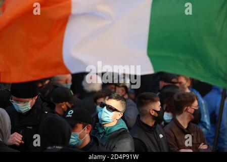 Ein Gegendemonstrator während eines Anti-Lockdown-Protestes vor dem Leinster House, Dublin, da Irland weiterhin an einer landesweiten Stufe-3-Coronavirus-Sperre ist. Stockfoto