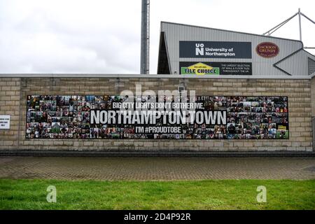 10. Oktober 2020; Sixfields Stadium, Northampton, East Midlands, England; English Football League One, Northampton Town gegen Peterborough United; Gesamtansicht des Stadions. Stockfoto