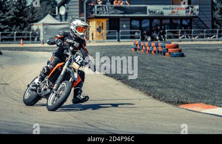 10-05-2020 Ropazi, Lettland Motorradfahrer bei Supermoto-Fahrten auf leerer Asphaltstraße Stockfoto