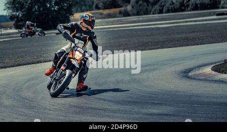 10-05-2020 Ropazi, Lettland Motorradfahrer bei Supermoto-Fahrten auf leerer Asphaltstraße Stockfoto