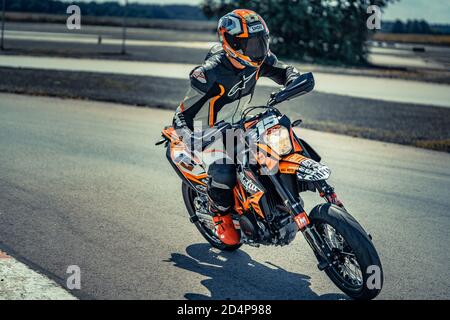 10-05-2020 Ropazi, Lettland Motorradfahrer bei Supermoto-Fahrten auf leerer Asphaltstraße Stockfoto