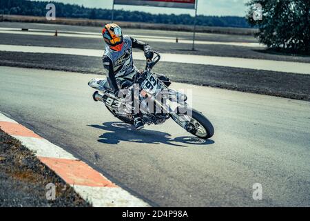 10-05-2020 Ropazi, Lettland Motorradfahrer bei Supermoto-Fahrten auf leerer Asphaltstraße Stockfoto