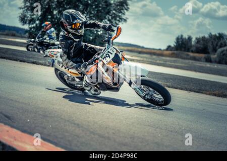 10-05-2020 Ropazi, Lettland Motorradfahrer bei Supermoto-Fahrten auf leerer Asphaltstraße Stockfoto