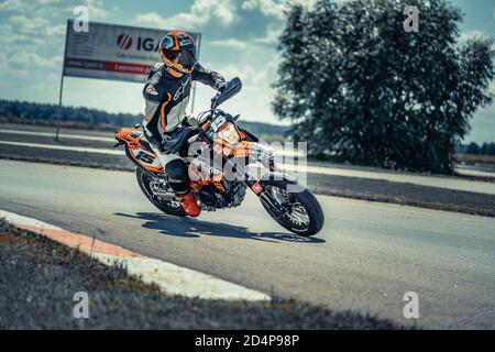 10-05-2020 Ropazi, Lettland Motorradfahrer bei Supermoto-Fahrten auf leerer Asphaltstraße Stockfoto